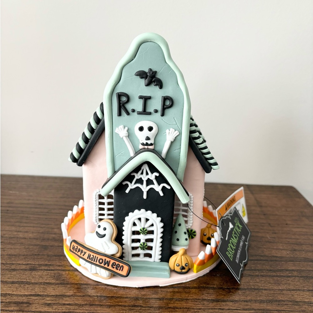 🏠🩷Broomstick Blvd Light Up Pink Halloween Gingerbread Haunted House NWT